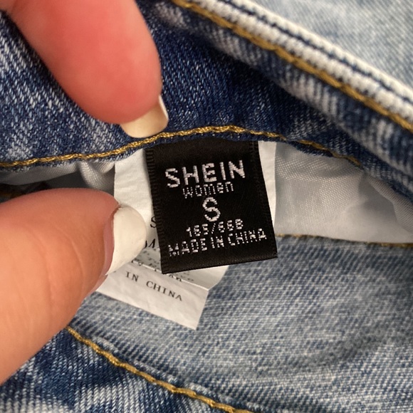 Women’s Denim Mom Shorts - Picture 3 of 3